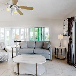 salty-daze.hotels-destin.com/